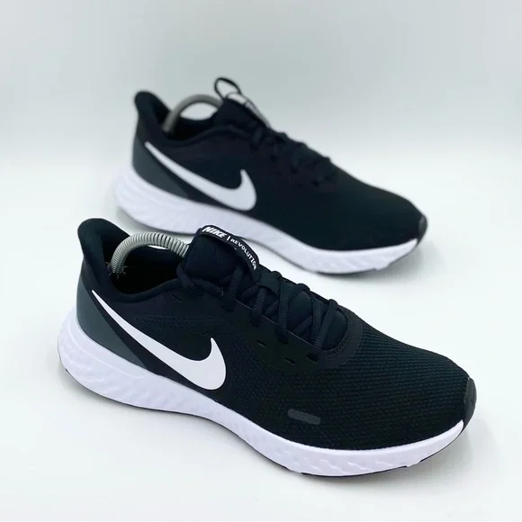 Sepatu Lari Nike Revolution Black NEW Nike Revolution Black/White